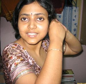 Abitha Aunty_29.jpg Cute Abitha Aunty Saree Candid Panties and Nudes